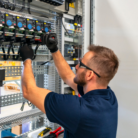 Elektryk przy pracy – oferty pracy w Austrii